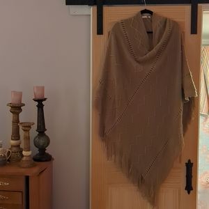 Poncho sweater with fringe. White Mark
